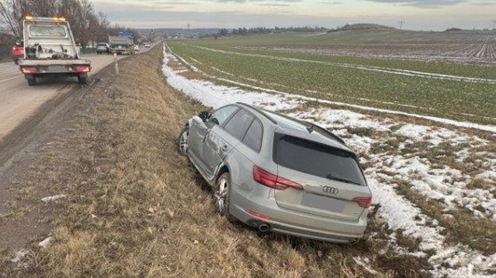 Ein Ausweichmanöver endete für einen Audi im Straßengraben der Warnstedter Straße bei Thale.