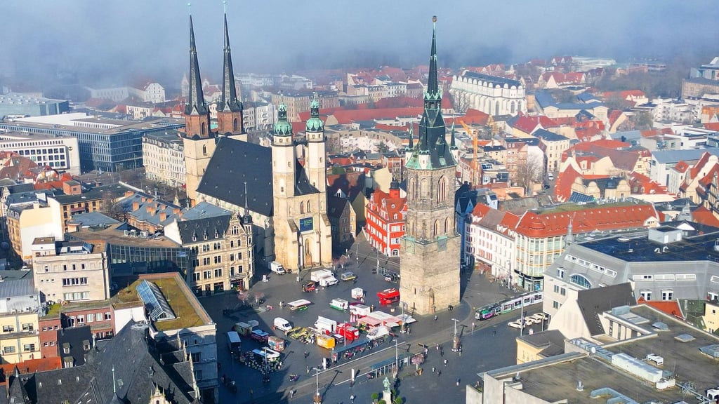 Blick von oben: Der Marktplatz von Halle bietet vieles. Besonders viel Schatten gehört aber nicht dazu.