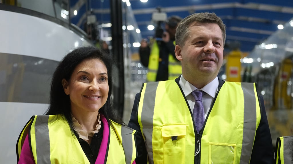 Zwei, die sich für Unternehmen stark machen wollen: Bundeswirtschaftsministerin Katherina Reiche und Ministerpräsident Sven Schulze (beide CDU) besichtigen das Waggonbau-Werk in Ammendorf.