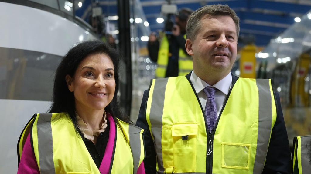 Zwei, die sich für Unternehmen stark machen wollen: Bundeswirtschaftsministerin Katherina Reiche und Ministerpräsident Sven Schulze (beide CDU) besichtigen das Waggonbau-Werk in Ammendorf.