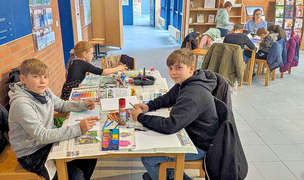 Luka und Luis Lorenz (l.u.r.) und  Samar Plomitzer arbeiten auf Hochtouren an ihren Kunstwerken. 