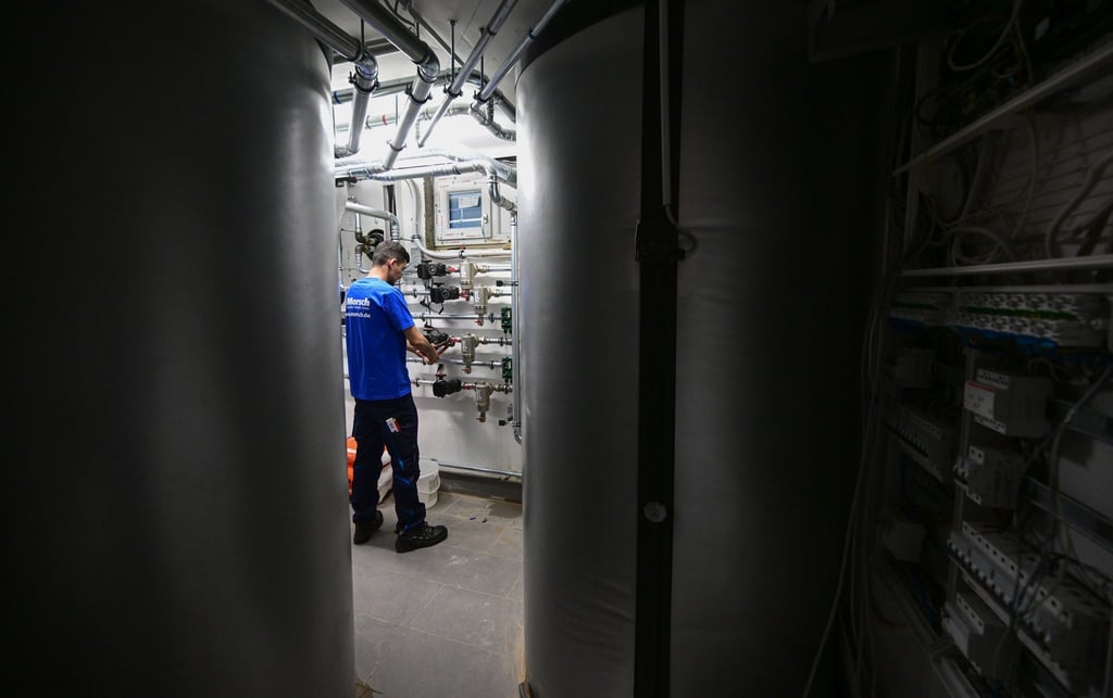 Gesetzliche Prüfpflicht für Mehrfamilienhäuser: Eigentümer von Gebäuden mit sechs oder mehr Wohnungen müssen ihre Heizungsanlagen gemäß GEG überprüfen lassen.