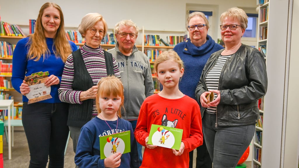 Die Gewinner des Bibliothek-Quiz sind gezogen worden und dürfen sich über Preise von Förderverein freuen.