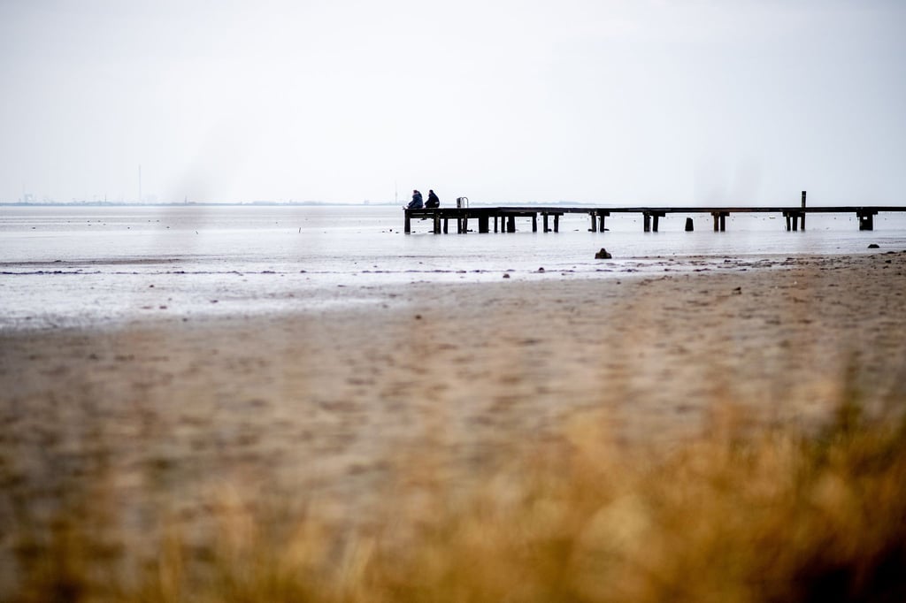 In Niedersachsen und Bremen bleibt es zum Wochenende bedeckt - dann soll es erneut winterlich werden. (Symbolbild)
