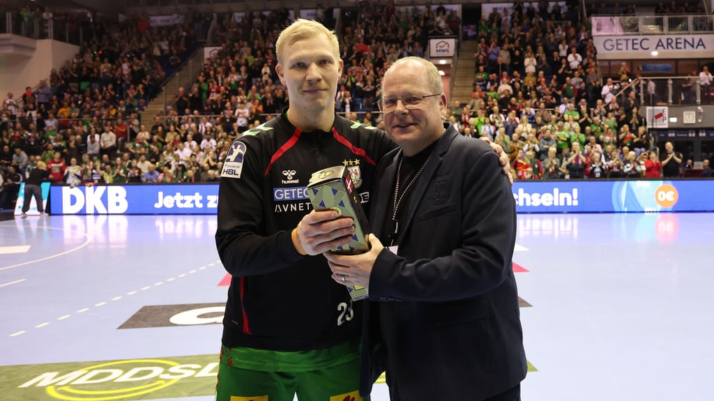 SCM-Geschäftsführer Marc-Henrik Schmedt (r.) überreichte Magnus Saugstrup ein Präsent.