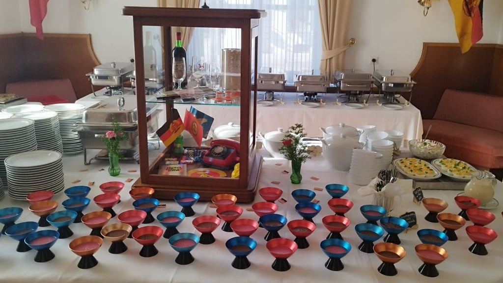Das Hotel „Stadt Köthen“ findet mit seinem DDR-Buffet ein großes Publikum.