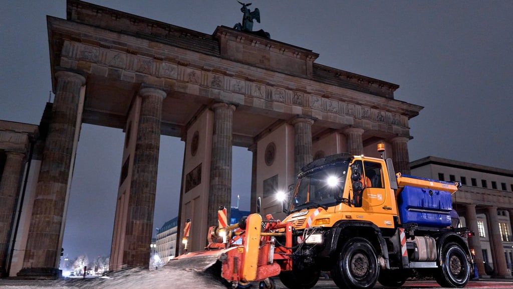 Winterdienste in Berlin hatten bei Schnee und Eisregen zuletzt sehr viel zu tun. (Archivbild)