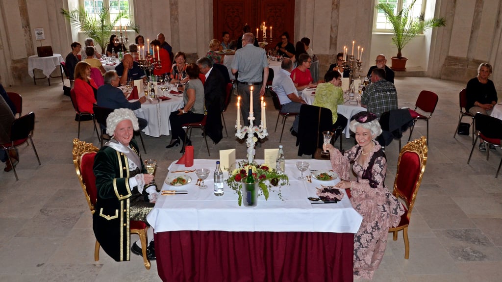 Das Fürstepaar von Anhalt Zerbst lädt Untertanen zum Mittag- und zum Abendessen ein.