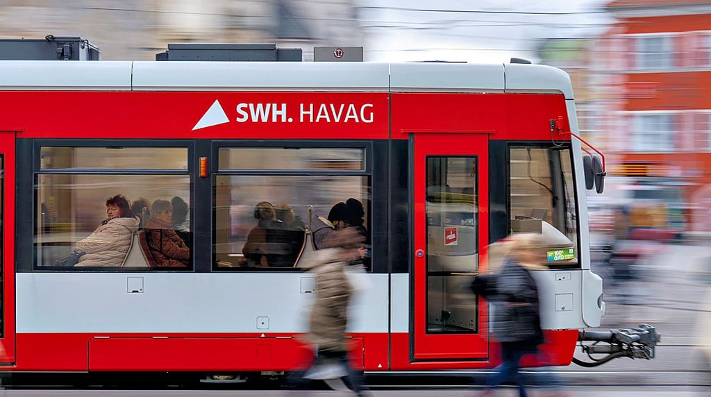 Viele Straßenbahnlinien werden am Montag in Halle umgeleitet.