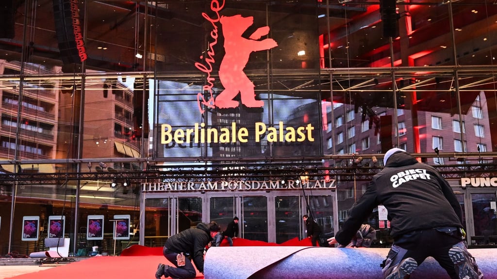 Der rote Teppich ist ausgerollt.