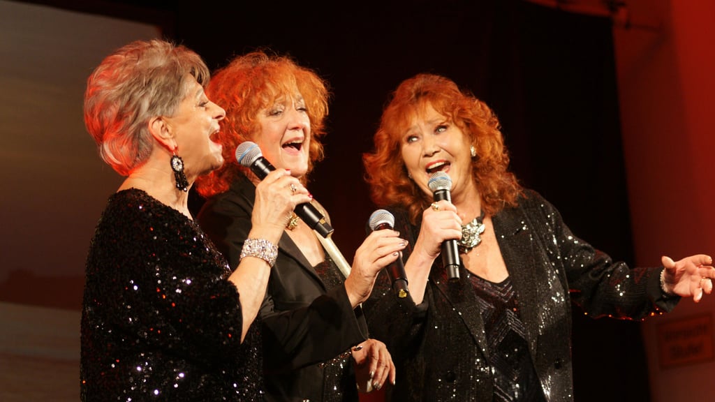 Dagmar Frederic, Dagmar Gelbke und Regina Thoss kommen mit ihrem Programm „D.D.R. – Auferstehung der Ruinen“ nach Eisleben.