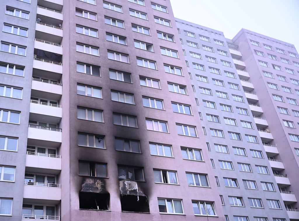 Am Tag danach ist die verrußte Fassade zu sehen.