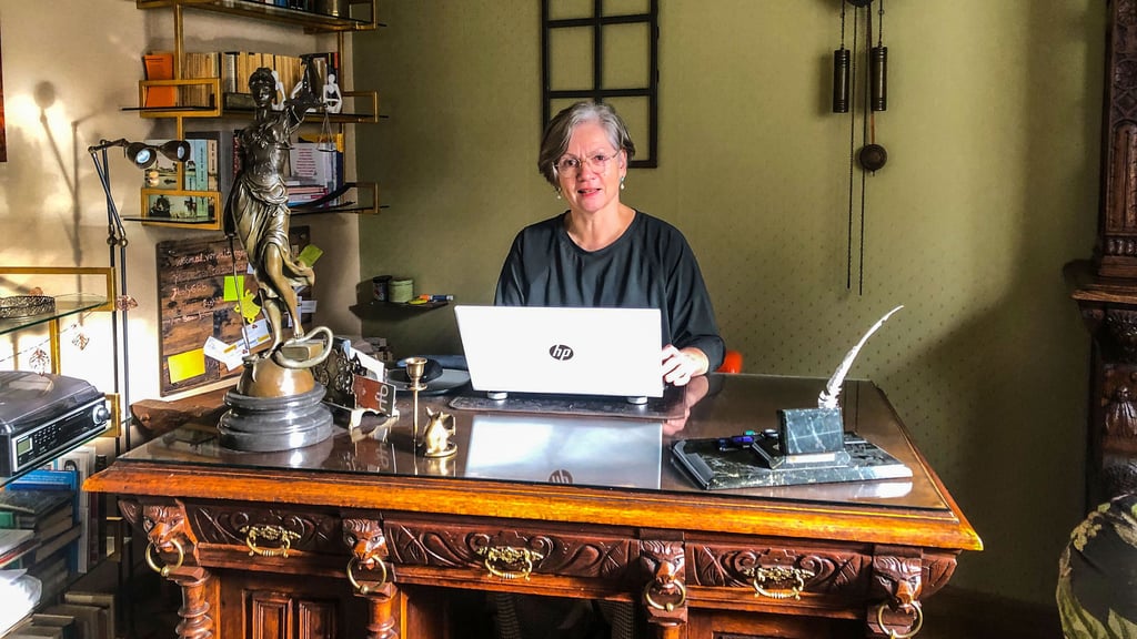 Die Autorin an ihrem Schreibtisch in Pretzsch: Sybille Zugowski 