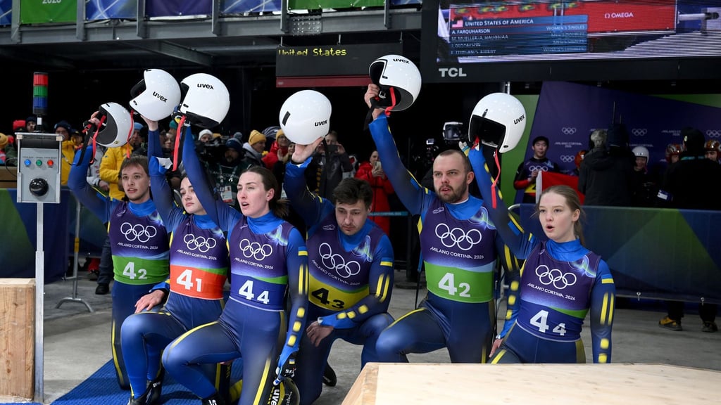 Das ukrainische Rodel-Team solidarisierte sich im Ziel mit Landsmann Wladyslaw Heraskewytsch.