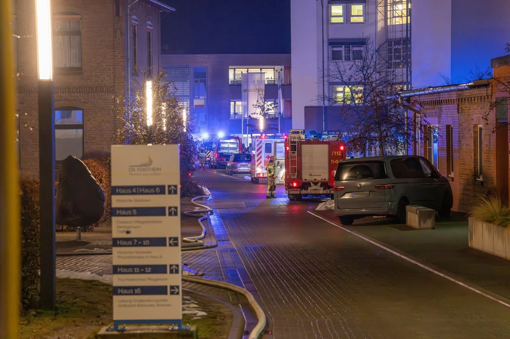 Feuer auf dem Dach: Mehrere Patienten mussten eine Klinik verlassen.