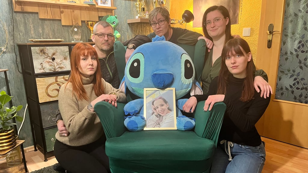 Die Familie Giese aus Wanzleben in der heimischen Wohnstube. Hier erinnert Fionas Lieblingskuscheltier mit ihrem Bild an Fiona.