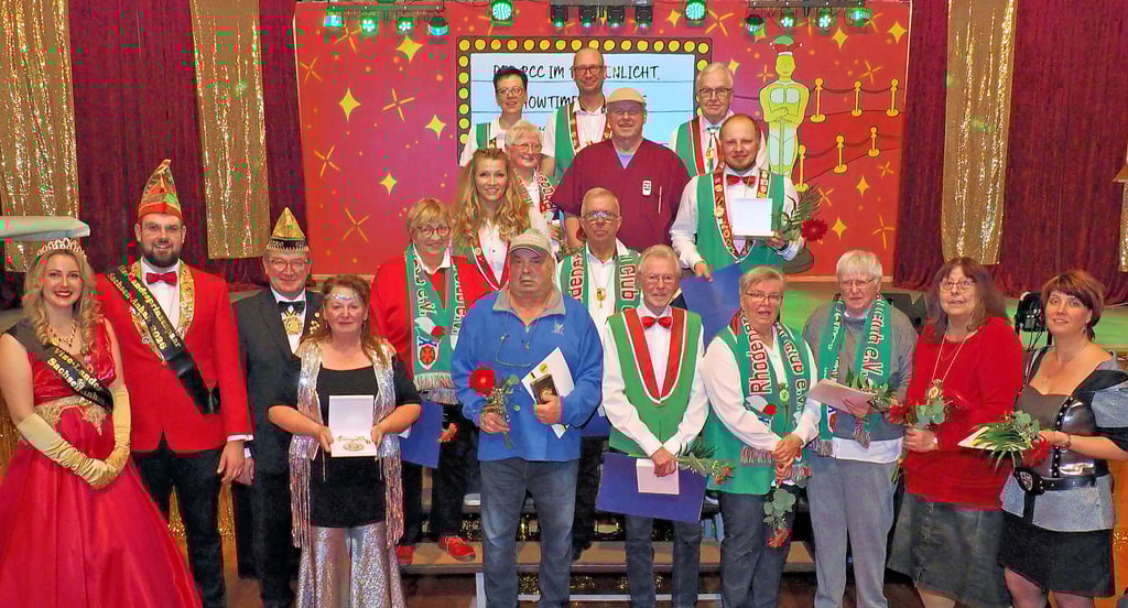 Lebende Rhodener Karnevalslegenden auf der Bühne. Für deren Auszeichnungen waren das Vize-Landesprinzenpaar Caroline I. und Willy I. sowie Sachsen-Anhalts Karnevalspräsident Dirk Vater (von links) ins Kulturhaus des Fallsteindorfes gekommen. 