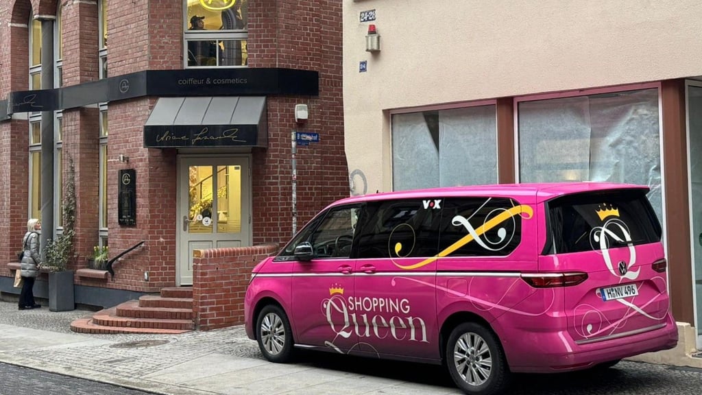 Fällt auf: Am Donnerstag stand der Shopping-Queen-Transporter in der Schmeerstraße.  