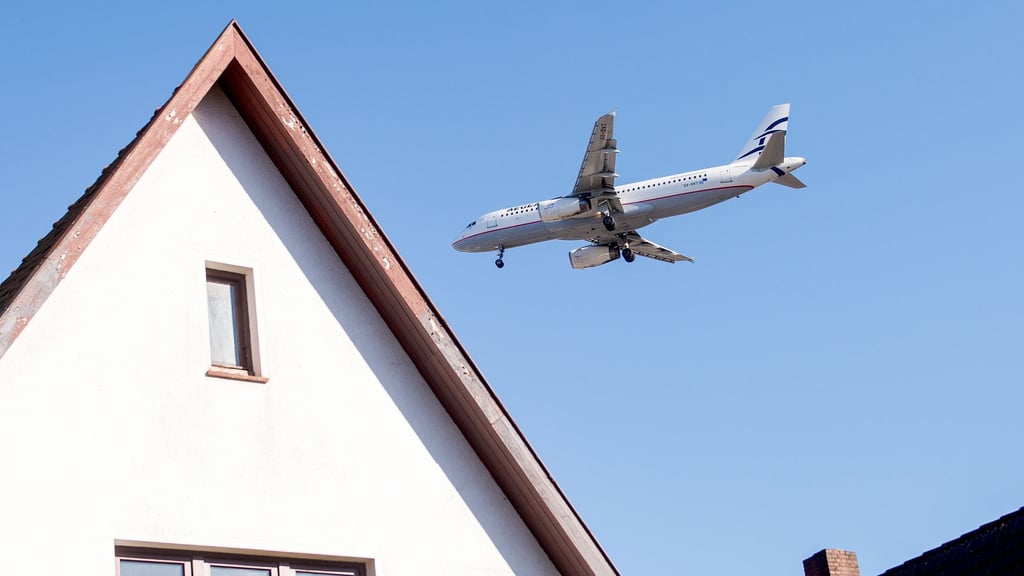 Kann ganz schön nerven: ein lautes Zuhause, etwa durch Fluglärm.