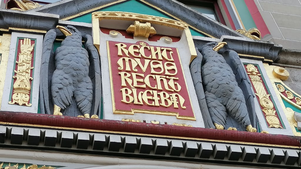 Ein Prozess am Landgericht Halle musste pausiert werden, weil der Verteidiger sich nicht im Stande sah, den Angeklagten zu vertreten.