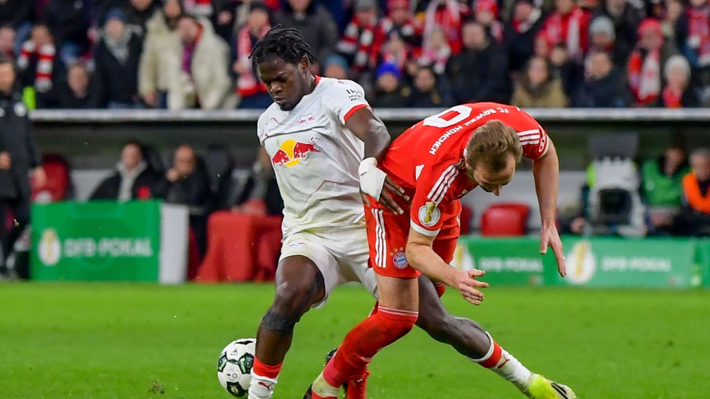 Castello Lukeba mit robustem Einsatz gegen Bayern-Star Harry Kane.