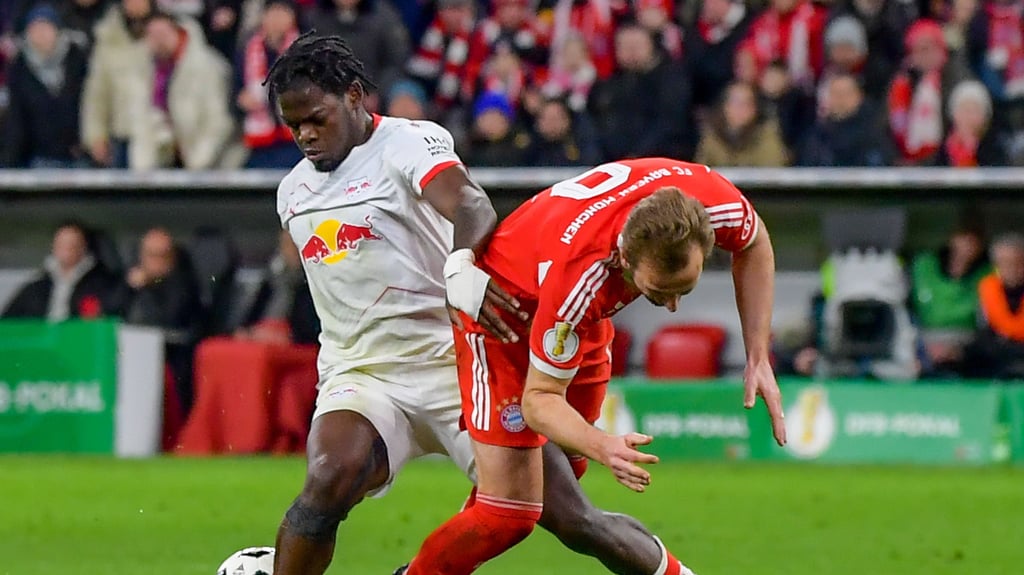 Castello Lukeba mit robustem Einsatz gegen Bayern-Star Harry Kane.