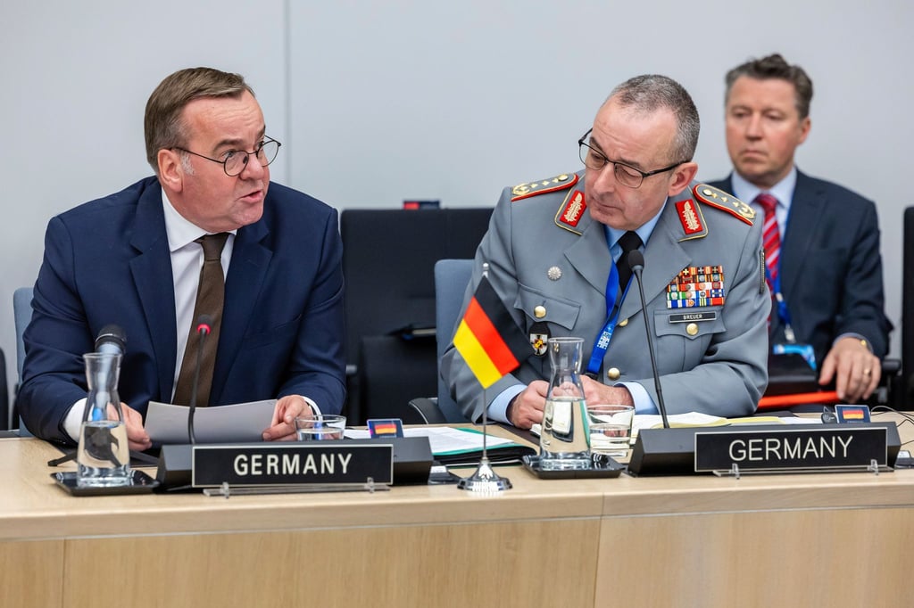 „Ich arbeite ausgezeichnet mit ihm zusammen, sehr vertrauensvoll“, sagt Verteidigungsminister Boris Pistorius über Generalinspekteur Carsten Breuer. (Archivbild)