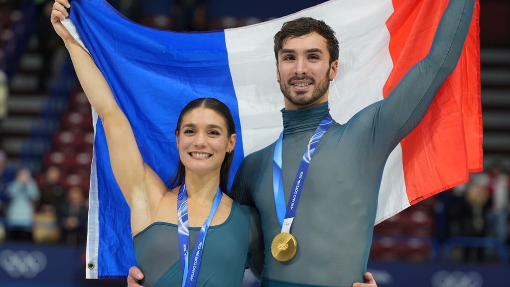 Guillaume Cizeron (r) hat mit dem Olympiasieg mit seiner neuen Eistanz-Partnerin Laurence Fournier Beaudry Geschichte geschrieben.