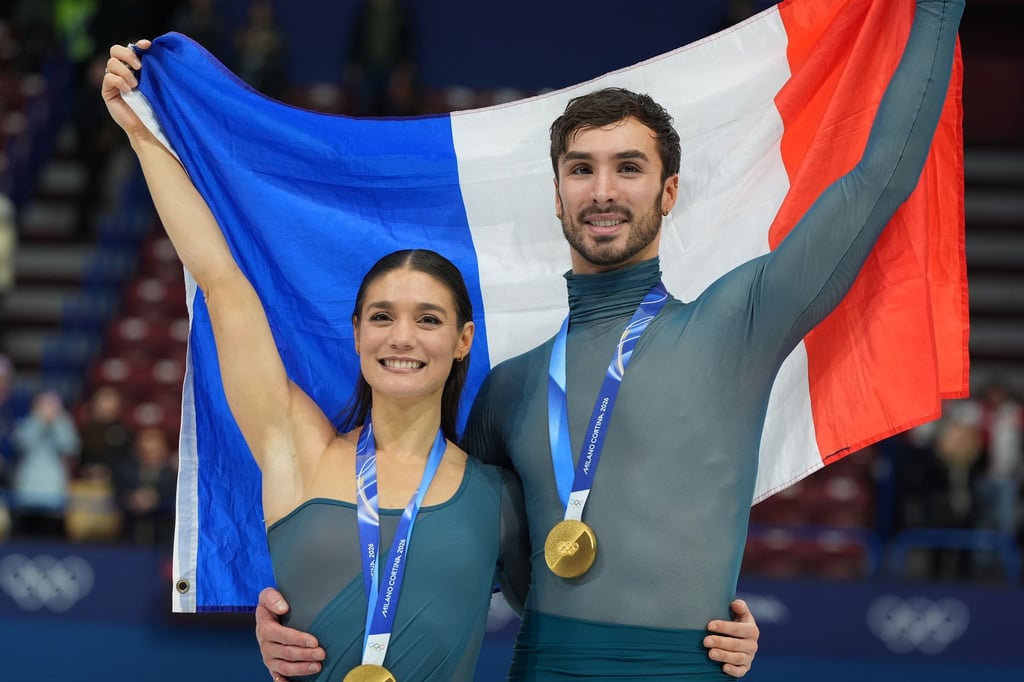 Guillaume Cizeron (r) hat mit dem Olympiasieg mit seiner neuen Eistanz-Partnerin Laurence Fournier Beaudry Geschichte geschrieben.