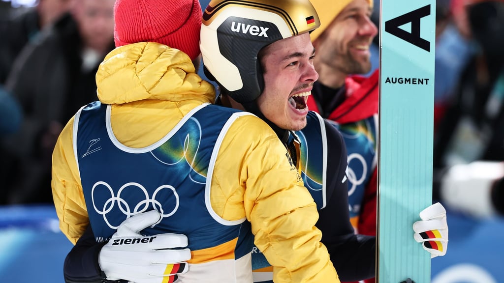 Olympiasieger Philipp Raimund zeigt sich über die Reaktion von Schwester Sina bei seinem Goldsprung ergriffen.