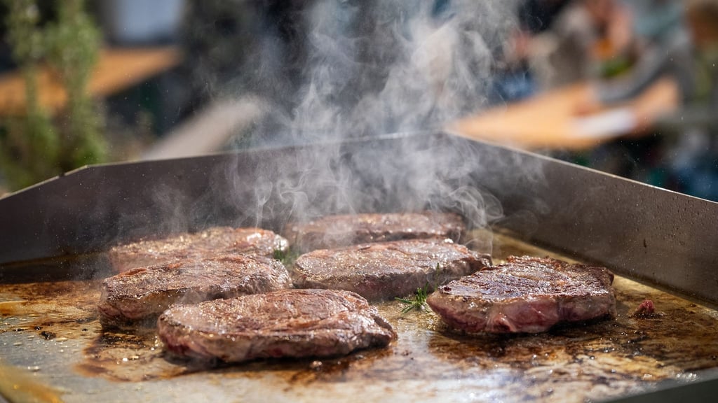 Eine Dicke von ein bis zwei Daumenbreiten sorgt für das perfekte Steak: Zu dünnes Fleisch wird schnell durchgebraten.