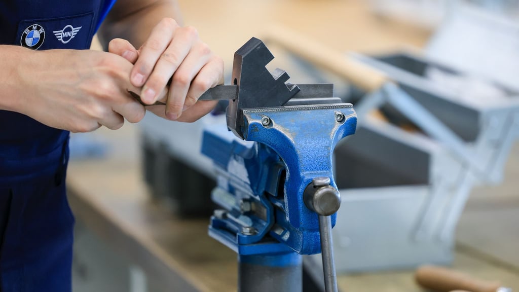 Nicht nur in der Metallindustrie bleiben viele Ausbildungsplätze unbesetzt. (Archivbild)