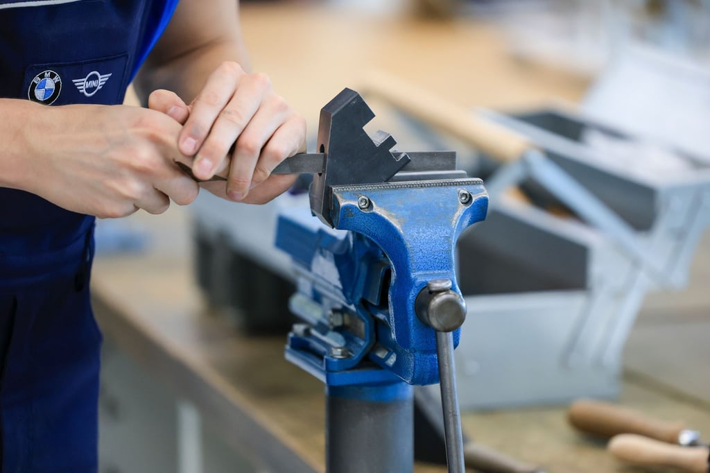 Nicht nur in der Metallindustrie bleiben viele Ausbildungsplätze unbesetzt. (Archivbild)