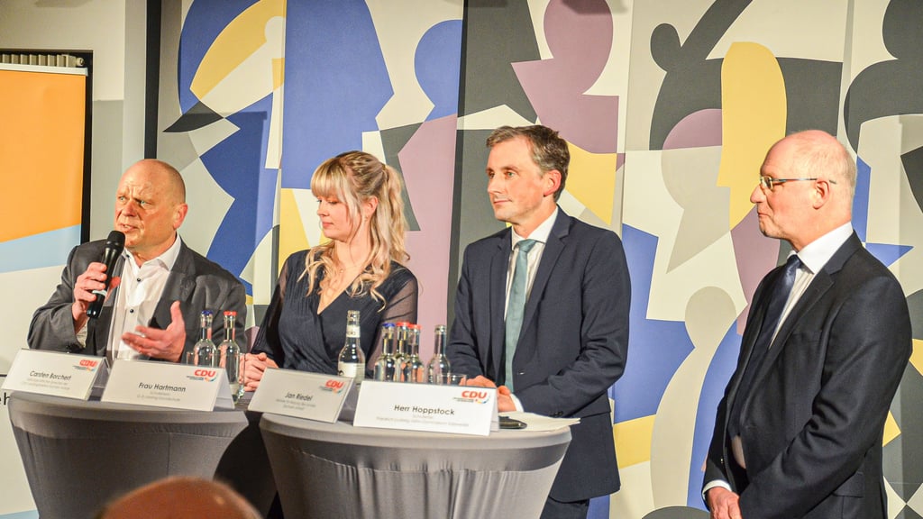 Podium mit Bildungsminister im Kulturhaus (von links) : Carsten Borchert (Landtagsabgeordneter CDU), Julia Hartmann (Leiterin der Lessing-Grundschule Salzwedel), Bildungsminister Jan Riedel (CDU) und Ralf Hoppstock (Schulleiter des Jahn-Gymnasiums Salzwedel). 