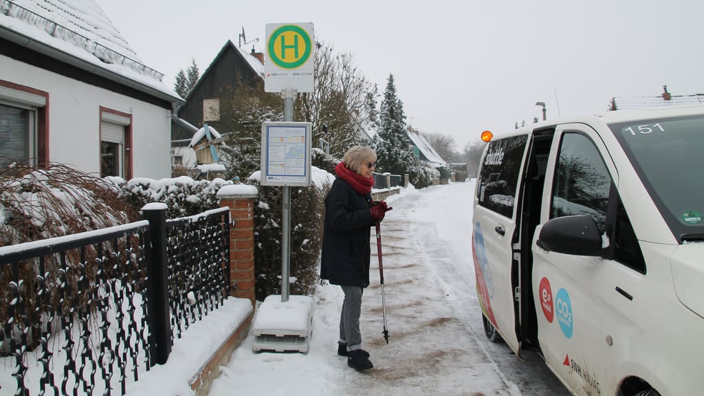 Einstieg an der Zusatzhaltestelle Brentanostraße: Elisabeth Gneist ist froh über das neue Rufbus-Angebot der Havag in der Frohen Zukunft.