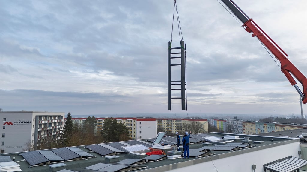 Über eine schmale Dachluke müssen die Fachmonteure das Schachtteil ins Gebäude manövrieren.