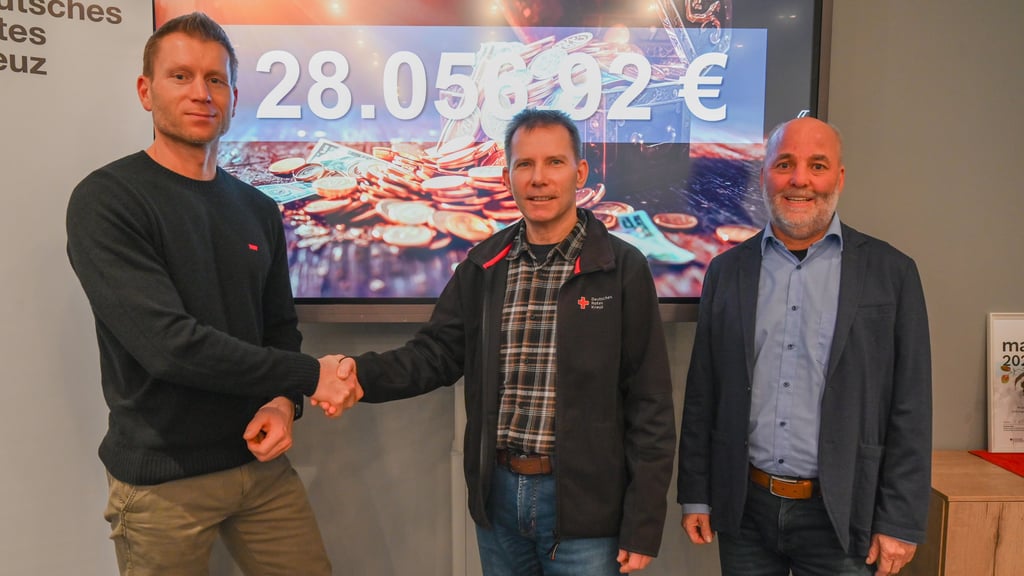 Schirmherr Martin Tunsch (von links) freut sich mit DRK-Geschäftsführer Guido Fellgiebel und dem Vorsitzenden Torsten Winkelmann über den Erfolg bei der Spendensammlung.
