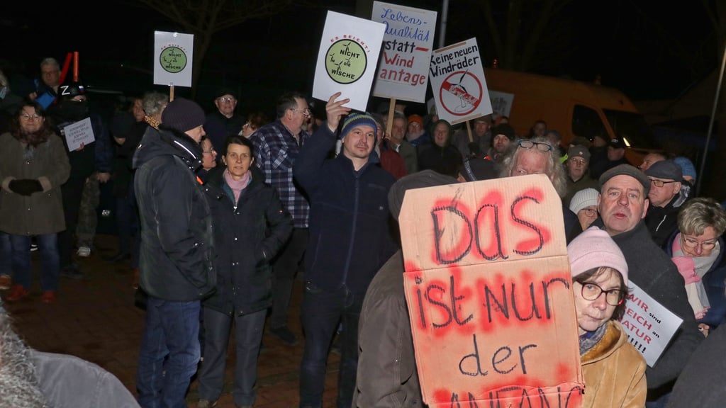 Der Gemeinderat Iden hat am  6. Februar 2025 einen Aufstellungsbeschluss für einen Windpark im Dreieck Busch, Klein Hindenburg, Germerslage gefasst. Zuvor demonstrierten rund 100 Leute dagegen. Nun lädt die BI „Es reicht - keine Windräder in die Wische“ erneut zur Demonstration.