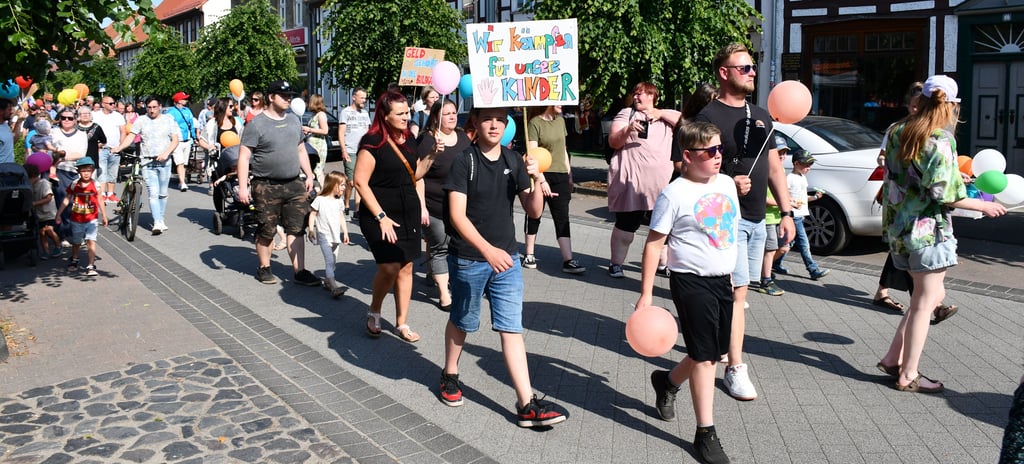 Im Juli 2023 wurde in Arendsee für den Erhalt der Kita Binde demonstriert.