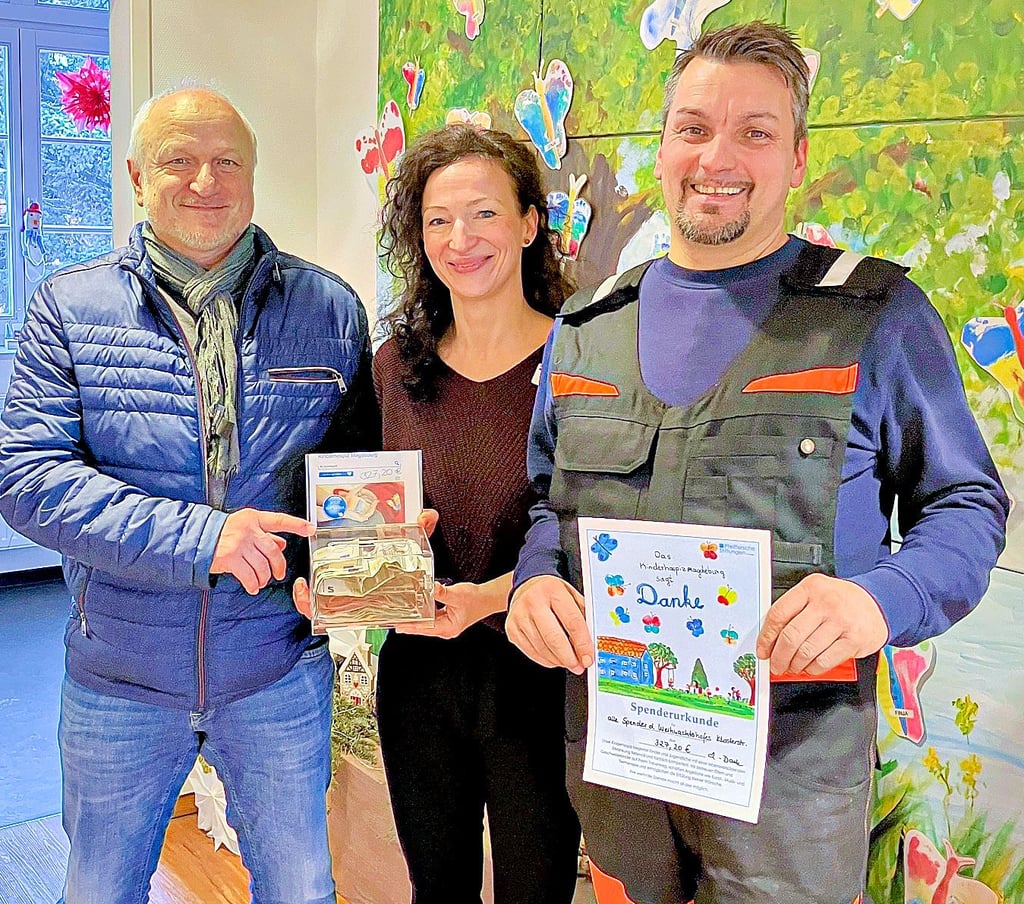 René Palm (r.) überreichte mit Frank Hamel  der Leiterin des Kinderhospiz Magdeburg, Franziska Höppner, die  Spendenbox. 