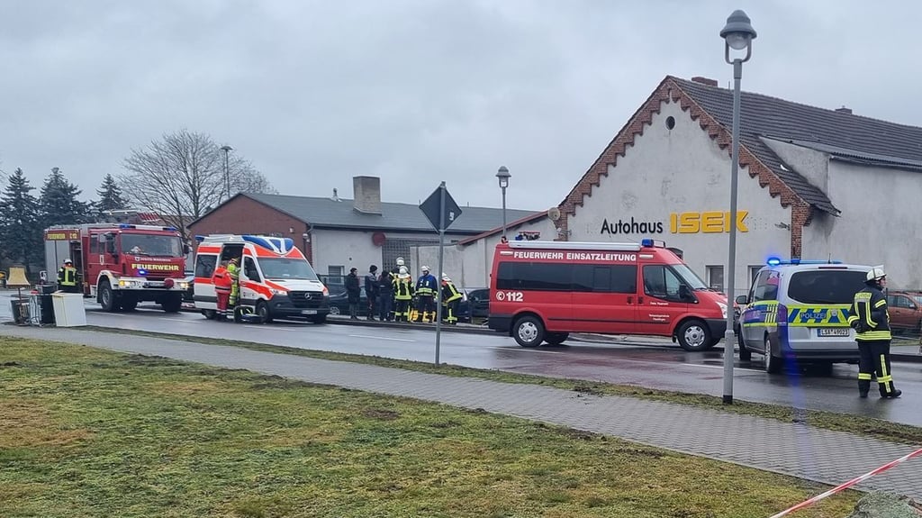 Feuerwehr, Rettungsdienst und Polizei sichern die Unfallstelle auf der Haldensleber Straße in Calvörde. 
