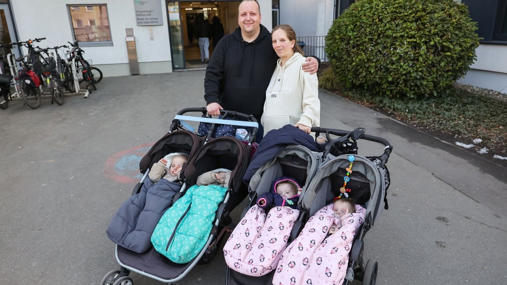 Zwei Zwillingspaare im Kinderwagen, eins im Bauch - Jasmin Schmidt und Andreas Rittner freuen sich wieder auf doppeltes Glück.