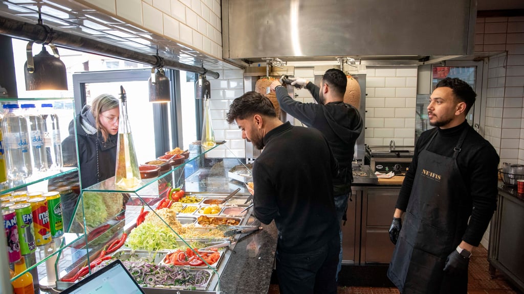 Nach der Neueröffnung: Der Döner-Imbiss „Neffis“ in Roßlau bedient erste Kunden.