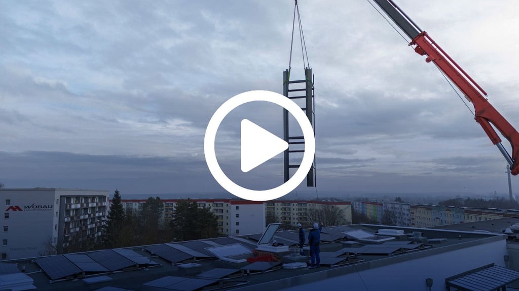 Über eine schmale Dachluke müssen die Fachmonteure das Schachtteil ins Gebäude manövrieren.