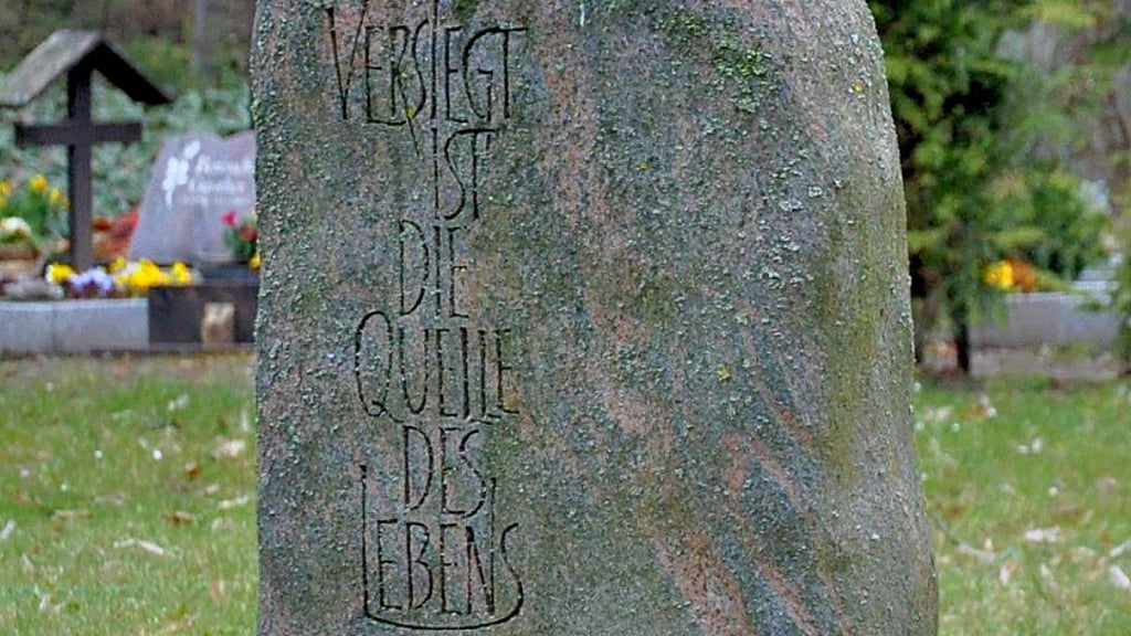 Sozialbestattungen werden auf den Friedhöfen der Stadt Staßfurt an anonymer Stelle vorgenommen.