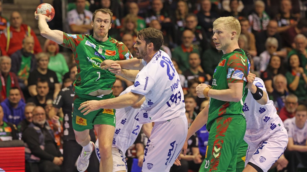 Felix Claar (l.) erzielte beim Bundesliga-Restart gegen den TBV Lemgo sechs SCM-Treffer.