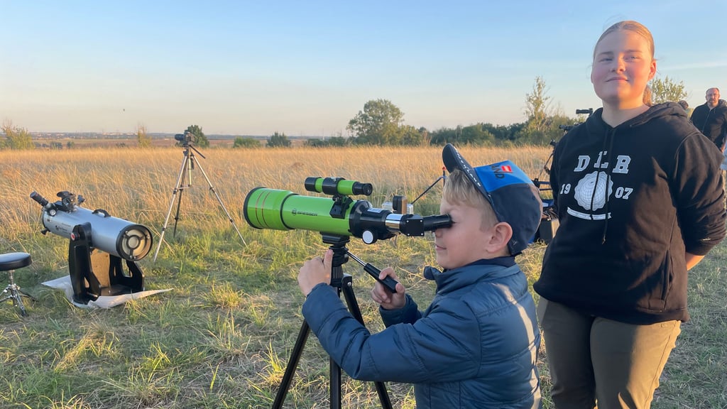 Finja Lubig (rechts) hat die Gruppe „YoungStarWalkers“ ins Leben gerufen. Hier  bei der Beobachtung einer partiellen Mondfinsternis.