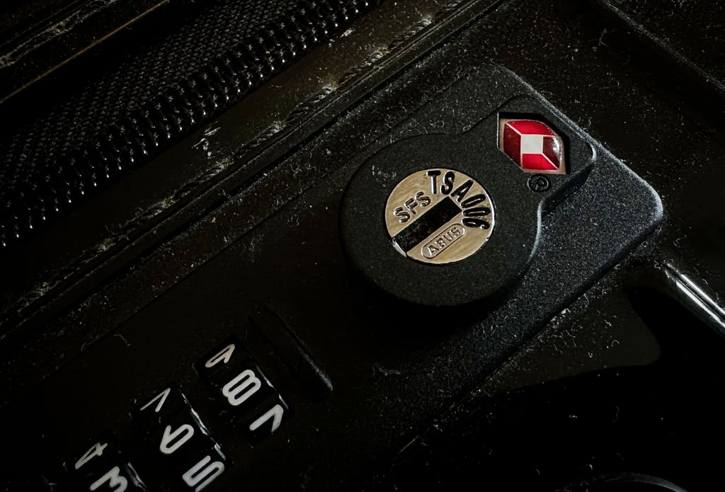 Zu erkennen am roten Rauten-Symbol: TSA-Schlösser lassen sich vom Sicherheitspersonal an vielen Flughäfen gewaltfrei öffnen - falls beim Durchleuchten des Gepäcks potenzielles Gefahrgut entdeckt wurde.