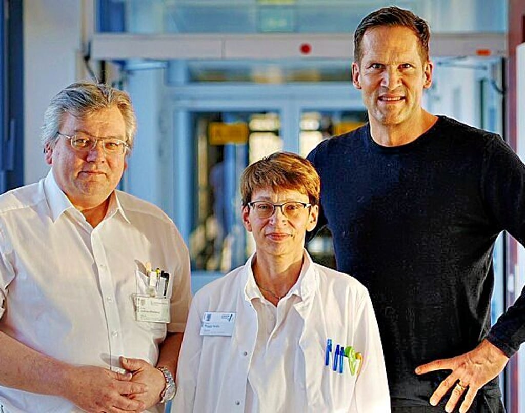 Andreas Altenburg und Peggy Seele mit dem Ärztlichen Direktor des Klinikums, Christoph U. Herbon.