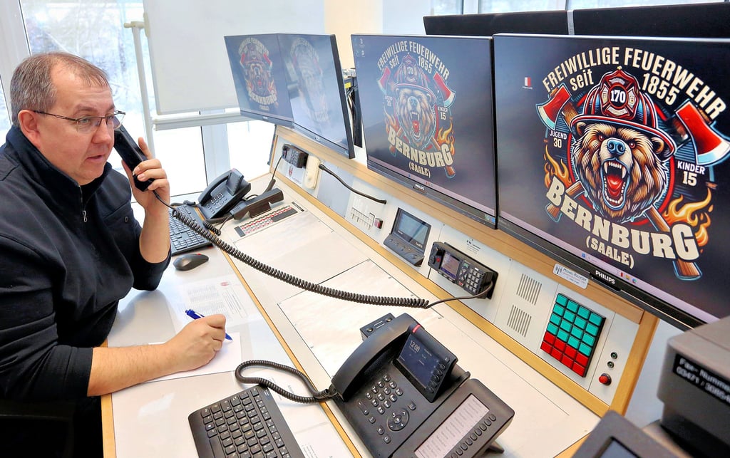 Jan Rullert arbeitet am Funktisch der Feuerwache in Bernburg. Das alte Pult soll dieses Jahr ausgetauscht werden.